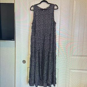 Elegant Black and White Sleeveless Dress